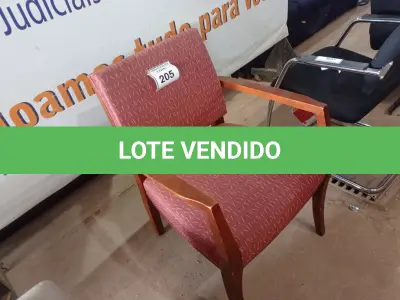 LOTE 205 - 01 CADEIRA NA COR VERMELHA COM ESTAMPA (RED CHAIR WITH PRINT).  (NO ESTADO EM QUE SE ENCONTRA. SUJEITO A AVARIAS OCULTAS/VISÍVEIS.)