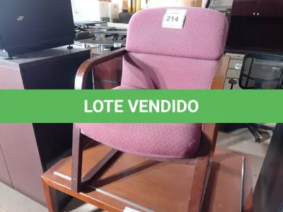 LOTE 214 - 01 CADEIRA NA COR ROXA (PURPLE CHAIR).035098 (NO ESTADO EM QUE SE ENCONTRA. SUJEITO A AVARIAS OCULTAS/VISÍVEIS.)