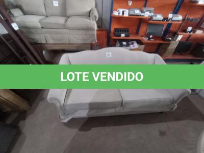 LOTE 127 - 01 SOFÁ 02 LUGARES NA COR CINZA (SOFA). (NO ESTADO EM QUE SE ENCONTRA. SUJEITO A AVARIAS OCULTAS/VISÍVEIS.) BJ7445D