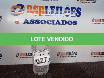 LOTE 027 - 01 VASO DE CRISTAL C/PÉ. (NO ESTADO) ATENÇÃO! FAZER A VISITAÇÃO ANTES DE ARREMATAR, NÃO SABEMOS SE FUNCIONA. LEILÃO NÃO TEM GARANTIA E NEM DEVOLUÇÃO, SUJEITO A POSSÍVEIS AVARIAS VISÍVEIS/OCULTAS E/OU AUSÊNCIA DE COMPONENTES.