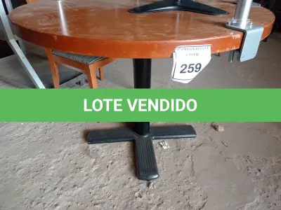 LOTE 259 - 01 MESA REDONDA DE MADEIRA CLARA (ROUND LIGHT WOOD TABLE). (NO ESTADO EM QUE SE ENCONTRA. SUJEITO A AVARIAS OCULTAS/VISÍVEIS.)