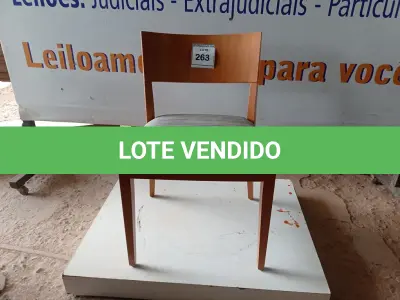 LOTE 263 - 01 CADEIRA MADEIRA ASSENTO CINZA LISTRADO (WOODEN CHAIR WITH GRAY STRIPED SEAT) (NO ESTADO EM QUE SE ENCONTRA. SUJEITO A AVARIAS OCULTAS/VISÍVEIS.)
