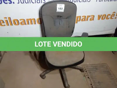 LOTE 193 - 01 CADEIRA DE ESCRITÓRIO VELHA (OLD OFFICE CHAIR). (NO ESTADO EM QUE SE ENCONTRA. SUJEITO A AVARIAS OCULTAS/VISÍVEIS.)