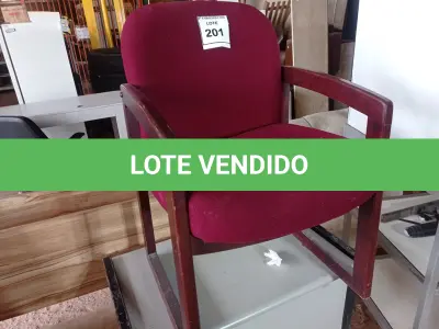 LOTE 201 - 01 CADEIRA NA COR VERMELHA (RED CHAIR).039372 (NO ESTADO EM QUE SE ENCONTRA. SUJEITO A AVARIAS OCULTAS/VISÍVEIS.)