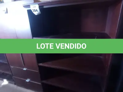 LOTE 284 - 01 ESTANTE EM MADEIRA (WOODEN BOOKCASE). (NO ESTADO EM QUE SE ENCONTRA. SUJEITO A AVARIAS OCULTAS/VISÍVEIS.)
