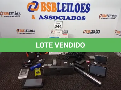 LOTE 044 - 01 FONE DE OUVIDO WIRELESS PARA TV MARCA PHILIPS, 04 GPS, 02 MICROFONES E MATERIAIS ELETRÔNICOS DIVERSOS. (NO ESTADO) ATENÇÃO! FAZER A VISITAÇÃO ANTES DE ARREMATAR, NÃO SABEMOS SE FUNCIONA. LEILÃO NÃO TEM GARANTIA E NEM DEVOLUÇÃO, SUJEITO A POSSÍVEIS AVARIAS VISÍVEIS/OCULTAS E/OU AUSÊNCIA DE COMPONENTES.