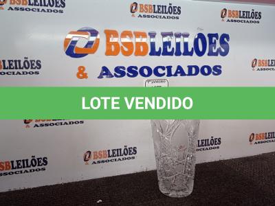 LOTE 027 - 01 VASO DE CRISTAL C/PÉ. (NO ESTADO) ATENÇÃO! FAZER A VISITAÇÃO ANTES DE ARREMATAR, NÃO SABEMOS SE FUNCIONA. LEILÃO NÃO TEM GARANTIA E NEM DEVOLUÇÃO, SUJEITO A POSSÍVEIS AVARIAS VISÍVEIS/OCULTAS E/OU AUSÊNCIA DE COMPONENTES.