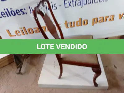 LOTE 301 - 01 CADEIRA DE JANTAR (DINING CHAIR). (NO ESTADO EM QUE SE ENCONTRA. SUJEITO A AVARIAS OCULTAS/VISÍVEIS.)  AV9649H