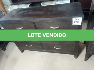 LOTE 251 - 01 CÔMODA (DRESSER). (NO ESTADO EM QUE SE ENCONTRA. SUJEITO A AVARIAS OCULTAS/VISÍVEIS.) AU2218U
