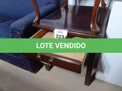 LOTE 223 - 01 MESA EM MADEIRA C/GAVETA (WOODEN TABLE). (NO ESTADO EM QUE SE ENCONTRA. SUJEITO A AVARIAS OCULTAS/VISÍVEIS.) (NO ESTADO EM QUE SE ENCONTRA. SUJEITO A AVARIAS OCULTAS/VISÍVEIS.)