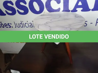 LOTE 190 - 01 MESINHA DE CANTO REDONDA ESTILO MÁRMORE (ROUND MARBLE CORNER TABLE). (NO ESTADO EM QUE SE ENCONTRA. SUJEITO A AVARIAS OCULTAS/VISÍVEIS.)