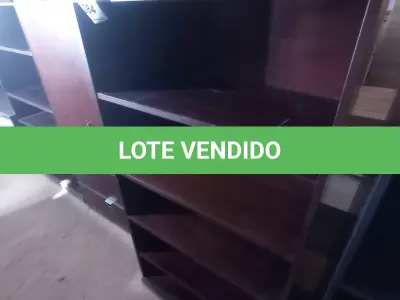 LOTE 284 - 01 ESTANTE EM MADEIRA (WOODEN BOOKCASE). (NO ESTADO EM QUE SE ENCONTRA. SUJEITO A AVARIAS OCULTAS/VISÍVEIS.)