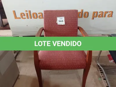LOTE 203 - 01 CADEIRA NA COR VERMELHA COM ESTAMPA (RED CHAIR WITH PRINT). (NO ESTADO EM QUE SE ENCONTRA. SUJEITO A AVARIAS OCULTAS/VISÍVEIS.)