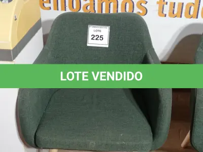 LOTE 225 - 01 CADEIRA VERDE (GREEN CHAIR). (NO ESTADO EM QUE SE ENCONTRA. SUJEITO A AVARIAS OCULTAS/VISÍVEIS.)