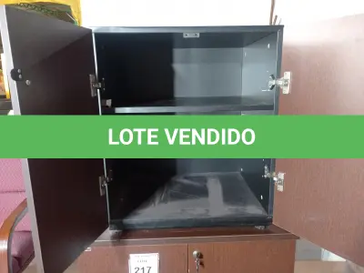 LOTE 216 - 01 ARMÁRIO BAIXO EM MADEIRA C/ 02 PORTAS (LOW CABINET). (NO ESTADO EM QUE SE ENCONTRA. SUJEITO A AVARIAS OCULTAS/VISÍVEIS.)