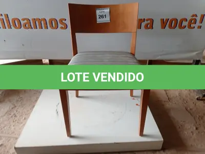 LOTE 261 - 01 CADEIRA MADEIRA ASSENTO CINZA LISTRADO (WOODEN CHAIR WITH GRAY STRIPED SEAT) (NO ESTADO EM QUE SE ENCONTRA. SUJEITO A AVARIAS OCULTAS/VISÍVEIS.)