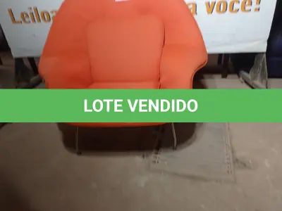 LOTE 188 - 01 POLTRONA NA COR LARANJA (ARMCHAIR). (NO ESTADO EM QUE SE ENCONTRA. SUJEITO A AVARIAS OCULTAS/VISÍVEIS.)