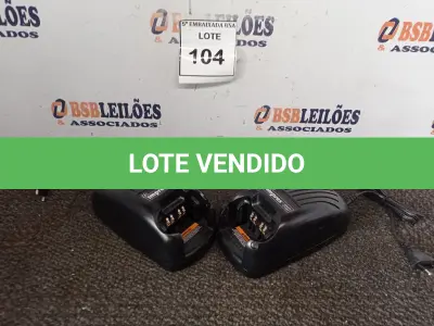 LOTE 104 - 02 CARREGADORES IMPRES. (CHARGERS). (NO ESTADO EM QUE SE ENCONTRA. SUJEITO A AVARIAS OCULTAS/VISÍVEIS.)