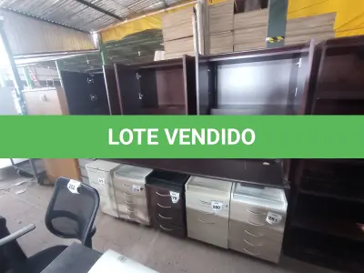 LOTE 276 - 01 ARMÁRIO C/ BANCADA EM MADEIRA (WOODEN CABINET). (NO ESTADO EM QUE SE ENCONTRA. SUJEITO A AVARIAS OCULTAS/VISÍVEIS.)