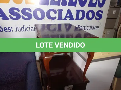 LOTE 222 - 01 MESA EM MADEIRA C/GAVETA (WOODEN TABLE). (NO ESTADO EM QUE SE ENCONTRA. SUJEITO A AVARIAS OCULTAS/VISÍVEIS.) (NO ESTADO EM QUE SE ENCONTRA. SUJEITO A AVARIAS OCULTAS/VISÍVEIS.)