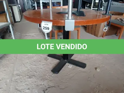 LOTE 259 - 01 MESA REDONDA DE MADEIRA CLARA (ROUND LIGHT WOOD TABLE). (NO ESTADO EM QUE SE ENCONTRA. SUJEITO A AVARIAS OCULTAS/VISÍVEIS.)