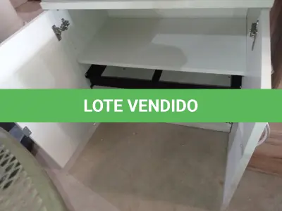 LOTE 132 - 01 ARMÁRIO BAIXO 02 PORTAS (LOW CABINET). (NO ESTADO EM QUE SE ENCONTRA. SUJEITO A AVARIAS OCULTAS/VISÍVEIS.) 