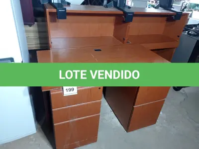 LOTE 199 - 01 MESA PARA COMPUTADOR NA COR MARROM (BROWN CCOMPUTER DESK) (NO ESTADO EM QUE SE ENCONTRA. SUJEITO A AVARIAS OCULTAS/VISÍVEIS.)