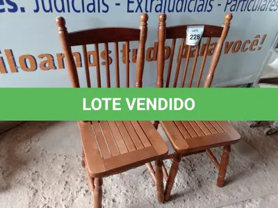 LOTE 228 - 02 CADEIRAS (CHAIRS). (NO ESTADO EM QUE SE ENCONTRA. SUJEITO A AVARIAS OCULTAS/VISÍVEIS.) BH1530V/ BH1530W