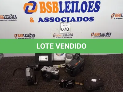 LOTE 070 - 02 FILMADORAS MARCA GRADIENTE E SONY E 04 CÂMERAS FOTOGRÁFICAS MARCAS E MODELOS DIVERSOS. (NO ESTADO) ATENÇÃO! FAZER A VISITAÇÃO ANTES DE ARREMATAR, NÃO SABEMOS SE FUNCIONA. LEILÃO NÃO TEM GARANTIA E NEM DEVOLUÇÃO, SUJEITO A POSSÍVEIS AVARIAS VISÍVEIS/OCULTAS E/OU AUSÊNCIA DE COMPONENTES.