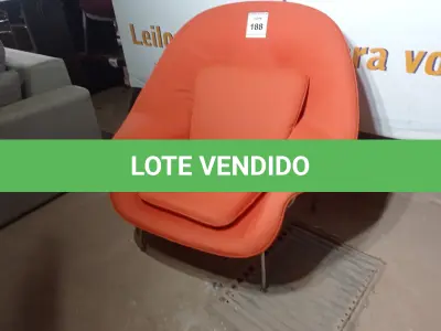 LOTE 188 - 01 POLTRONA NA COR LARANJA (ARMCHAIR). (NO ESTADO EM QUE SE ENCONTRA. SUJEITO A AVARIAS OCULTAS/VISÍVEIS.)