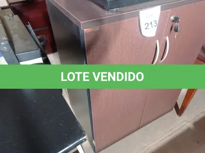 LOTE 213 - 01 ARMÁRIO MÉDIO EM MADEIRA C/ 02 PORTAS (MEDIUM WOODEN CABINET). (NO ESTADO EM QUE SE ENCONTRA. SUJEITO A AVARIAS OCULTAS/VISÍVEIS.)