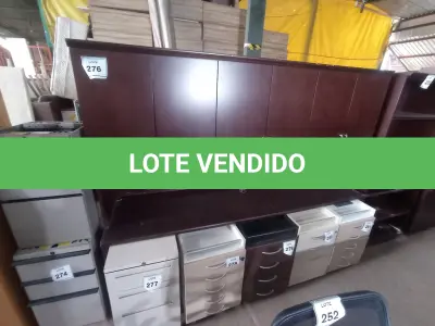 LOTE 276 - 01 ARMÁRIO C/ BANCADA EM MADEIRA (WOODEN CABINET). (NO ESTADO EM QUE SE ENCONTRA. SUJEITO A AVARIAS OCULTAS/VISÍVEIS.)