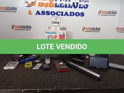 LOTE 044 - 01 FONE DE OUVIDO WIRELESS PARA TV MARCA PHILIPS, 04 GPS, 02 MICROFONES E MATERIAIS ELETRÔNICOS DIVERSOS. (NO ESTADO) ATENÇÃO! FAZER A VISITAÇÃO ANTES DE ARREMATAR, NÃO SABEMOS SE FUNCIONA. LEILÃO NÃO TEM GARANTIA E NEM DEVOLUÇÃO, SUJEITO A POSSÍVEIS AVARIAS VISÍVEIS/OCULTAS E/OU AUSÊNCIA DE COMPONENTES.