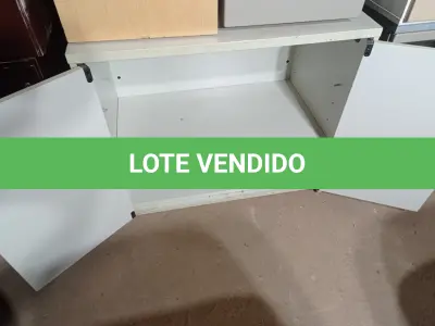 LOTE 235 - 01 ARMÁRIO BAIXO 02 PORTAS EM MADEIRA. (LOW CABINET) (NO ESTADO EM QUE SE ENCONTRA. SUJEITO A AVARIAS OCULTAS/VISÍVEIS.)