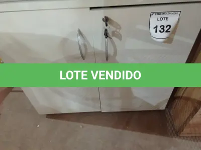 LOTE 132 - 01 ARMÁRIO BAIXO 02 PORTAS (LOW CABINET). (NO ESTADO EM QUE SE ENCONTRA. SUJEITO A AVARIAS OCULTAS/VISÍVEIS.) 