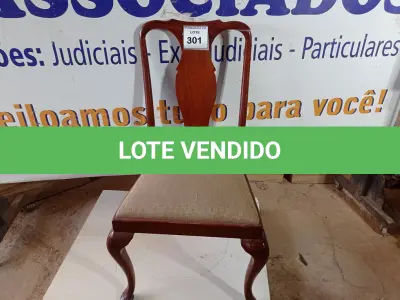 LOTE 301 - 01 CADEIRA DE JANTAR (DINING CHAIR). (NO ESTADO EM QUE SE ENCONTRA. SUJEITO A AVARIAS OCULTAS/VISÍVEIS.)  AV9649H