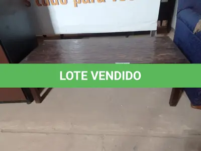 LOTE 220 - 01 MESA DE CENTRO MADEIRA ESCURA (DARK WOOD COFFEE TABLE). (NO ESTADO EM QUE SE ENCONTRA. SUJEITO A AVARIAS OCULTAS/VISÍVEIS.)