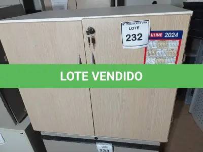 LOTE 232 - 01 ARMÁRIO BAIXO 02 PORTAS EM MADEIRA. (LOW CABINET) (NO ESTADO EM QUE SE ENCONTRA. SUJEITO A AVARIAS OCULTAS/VISÍVEIS.)