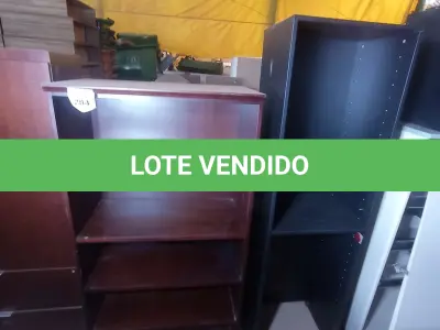 LOTE 284 - 01 ESTANTE EM MADEIRA (WOODEN BOOKCASE). (NO ESTADO EM QUE SE ENCONTRA. SUJEITO A AVARIAS OCULTAS/VISÍVEIS.)