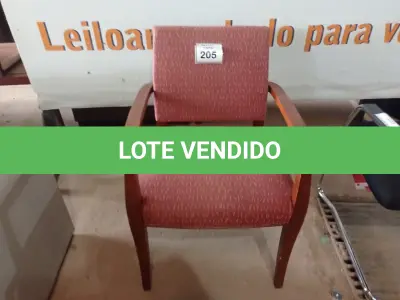 LOTE 205 - 01 CADEIRA NA COR VERMELHA COM ESTAMPA (RED CHAIR WITH PRINT).  (NO ESTADO EM QUE SE ENCONTRA. SUJEITO A AVARIAS OCULTAS/VISÍVEIS.)