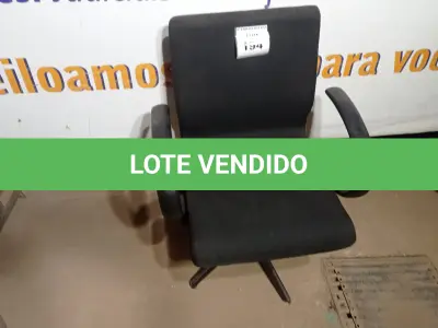 LOTE 194 - 01 CADEIRA DE ESCRITÓRIO PRETA COM RODINHA (BLACK OFFICE CHAIR WITH WHEELS). (NO ESTADO EM QUE SE ENCONTRA. SUJEITO A AVARIAS OCULTAS/VISÍVEIS.)