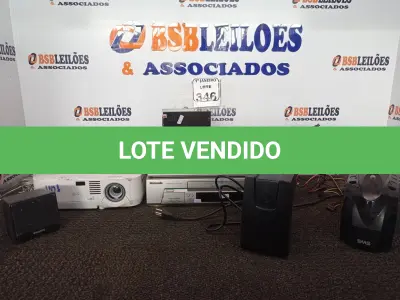 LOTE 346 - 01 VÍDEO CASSETE MARCA PANASONIC, 01 APARELHO DE DVD MARCA PHILIPS, 02 ESTABILIZADORES E 01 PROJETOR MULTIMIDIA. (NO ESTADO) ATENÇÃO! FAZER A VISITAÇÃO ANTES DE ARREMATAR, NÃO SABEMOS SE FUNCIONA. LEILÃO NÃO TEM GARANTIA E NEM DEVOLUÇÃO, SUJEITO A POSSÍVEIS AVARIAS VISÍVEIS/OCULTAS E/OU AUSÊNCIA DE COMPONENTES.