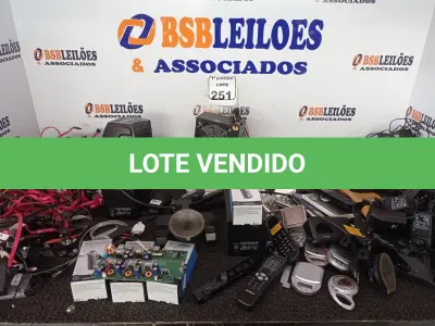 LOTE 251 - 01 CAIXA C/ GRANDE QUANTIDADE DE CABOS E FONTE ATX P/RETIRADA DE PEÇAS. (NO ESTADO) ATENÇÃO! FAZER A VISITAÇÃO ANTES DE ARREMATAR, NÃO SABEMOS SE FUNCIONA. LEILÃO NÃO TEM GARANTIA E NEM DEVOLUÇÃO, SUJEITO A POSSÍVEIS AVARIAS VISÍVEIS/OCULTAS E/OU AUSÊNCIA DE COMPONENTES.