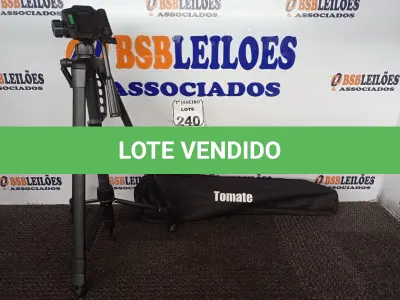 LOTE 240 - 01 TRIPÉ PARA CÂMERA TOMATE MTG-3016. (NO ESTADO) ATENÇÃO! FAZER A VISITAÇÃO ANTES DE ARREMATAR, NÃO SABEMOS SE FUNCIONA. LEILÃO NÃO TEM GARANTIA E NEM DEVOLUÇÃO, SUJEITO A POSSÍVEIS AVARIAS VISÍVEIS/OCULTAS E/OU AUSÊNCIA DE COMPONENTES.