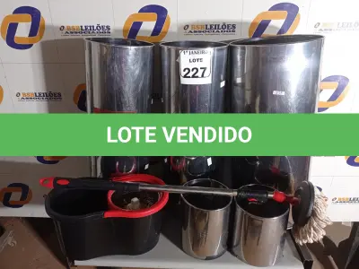 LOTE 227 - 03 LIXEIRAS EM INOX E 01 KIT BALDE E ESCOVÃO. (NO ESTADO) ATENÇÃO! FAZER A VISITAÇÃO ANTES DE ARREMATAR, NÃO SABEMOS SE FUNCIONA. LEILÃO NÃO TEM GARANTIA E NEM DEVOLUÇÃO, SUJEITO A POSSÍVEIS AVARIAS VISÍVEIS/OCULTAS E/OU AUSÊNCIA DE COMPONENTES.