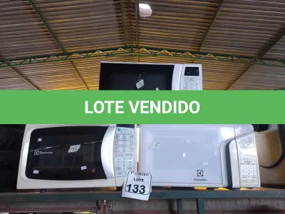 LOTE 133 - 03 MICRO-ONDAS COM PRATOS, SENDO 02 ELETROLUX E 01 PANASONIC. (NO ESTADO) ATENÇÃO! FAZER A VISITAÇÃO ANTES DE ARREMATAR, NÃO SABEMOS SE FUNCIONA. LEILÃO NÃO TEM GARANTIA E NEM DEVOLUÇÃO, SUJEITO A POSSÍVEIS AVARIAS VISÍVEIS/OCULTAS E/OU AUSÊNCIA DE COMPONENTES.