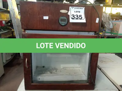 LOTE 335 - 01 ADEGA CLIMATIZADA C/ACABAMENTO EM MADEIRA. (NO ESTADO) ATENÇÃO! FAZER A VISITAÇÃO ANTES DE ARREMATAR, NÃO SABEMOS SE FUNCIONA. LEILÃO NÃO TEM GARANTIA E NEM DEVOLUÇÃO, SUJEITO A POSSÍVEIS AVARIAS VISÍVEIS/OCULTAS E/OU AUSÊNCIA DE COMPONENTES.