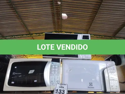 LOTE 133 - 03 MICRO-ONDAS COM PRATOS, SENDO 02 ELETROLUX E 01 PANASONIC. (NO ESTADO) ATENÇÃO! FAZER A VISITAÇÃO ANTES DE ARREMATAR, NÃO SABEMOS SE FUNCIONA. LEILÃO NÃO TEM GARANTIA E NEM DEVOLUÇÃO, SUJEITO A POSSÍVEIS AVARIAS VISÍVEIS/OCULTAS E/OU AUSÊNCIA DE COMPONENTES.