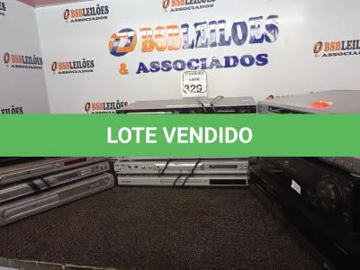 LOTE 329 - 02 VÍDEOS CASSETES E DIVERSOS APARELHOS DE DVD. (NO ESTADO) ATENÇÃO! FAZER A VISITAÇÃO ANTES DE ARREMATAR, NÃO SABEMOS SE FUNCIONA. LEILÃO NÃO TEM GARANTIA E NEM DEVOLUÇÃO, SUJEITO A POSSÍVEIS AVARIAS VISÍVEIS/OCULTAS E/OU AUSÊNCIA DE COMPONENTES.