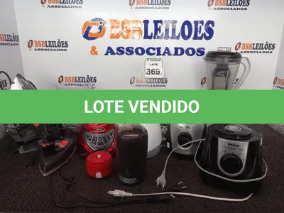 LOTE 369 - 06 BASES DE LIQUIDIFICADOR, 02 FERROS DE PASSAR MARCAS E MODELOS DIVERSOS E UTENSÍLIOS DIVERSOS. (NO ESTADO) ATENÇÃO! FAZER A VISITAÇÃO ANTES DE ARREMATAR, NÃO SABEMOS SE FUNCIONA. LEILÃO NÃO TEM GARANTIA E NEM DEVOLUÇÃO, SUJEITO A POSSÍVEIS AVARIAS VISÍVEIS/OCULTAS E/OU AUSÊNCIA DE COMPONENTES.